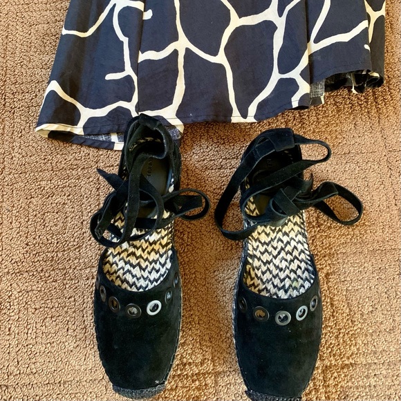 KENDALL & KYLIE ESPADRILLES  BLACK AND IVORY WRAP TIES SIZE 7 1/2 - Picture 1 of 6